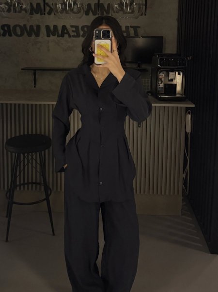 أسود