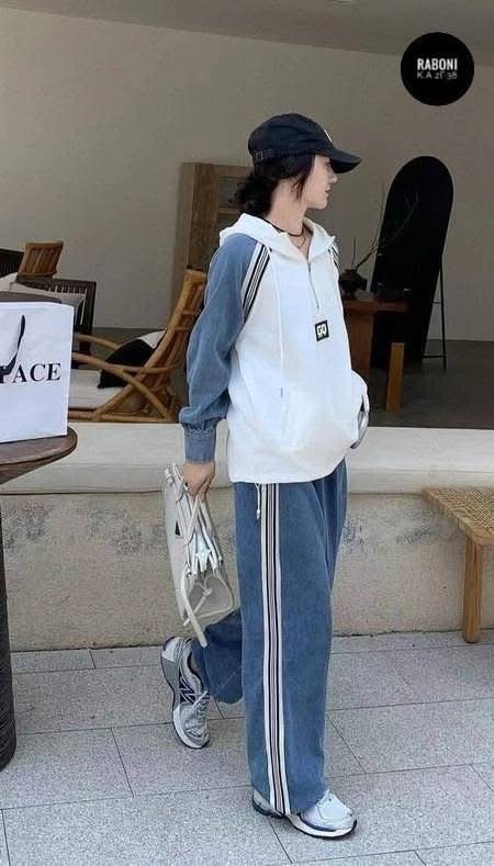 أبيض