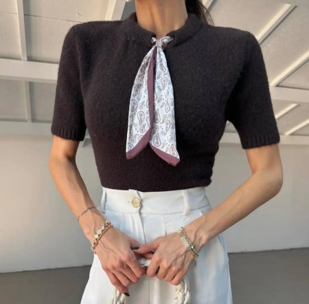 بلوز صوف ناعم سادة نص كم مع سكارف